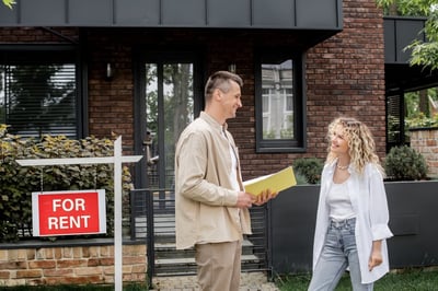 Should You Hire a Management Company to Rent Your House?-featured