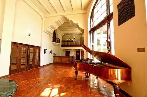 Historic Oroville Inn lobby2