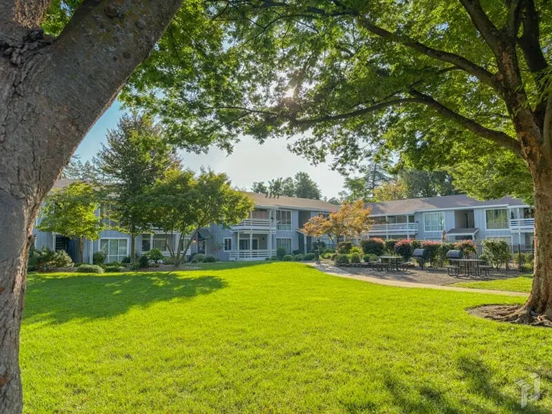 Sierra Manor exterior 4