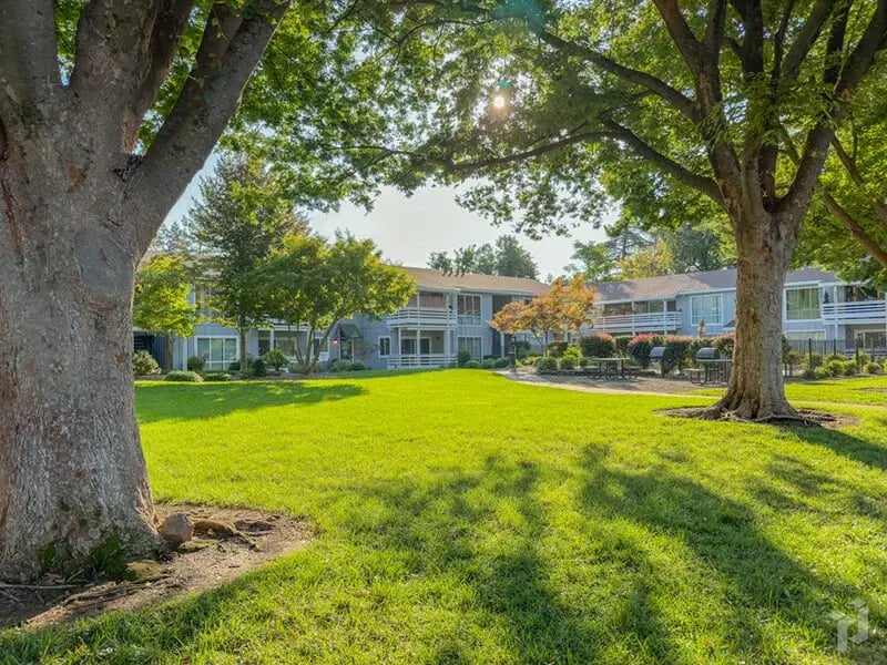 Sierra Manor exterior2