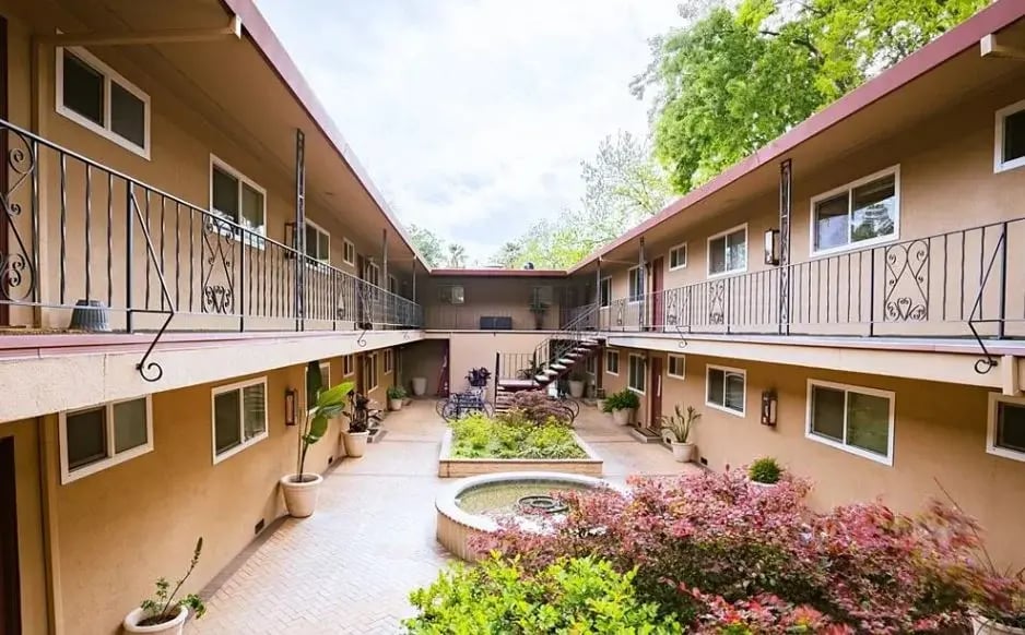 William Tell courtyard2